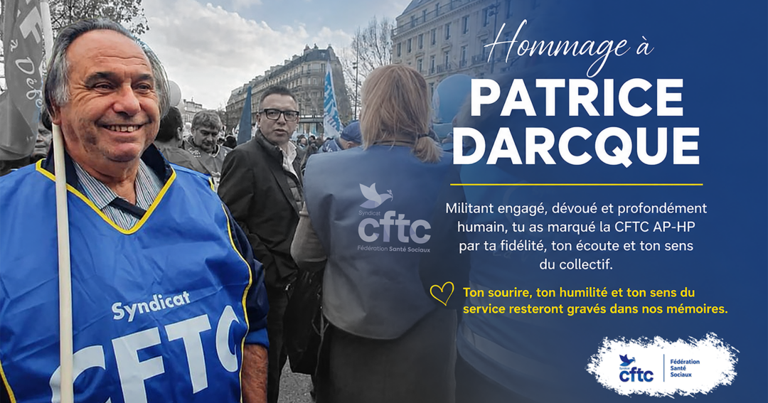 Patrice Darcque, militant de la Fédération CFTC Santé Sociaux et ancien président de la CFTC AP-HP, photographié lors d’une manifestation syndicale, souriant parmi les militants vêtus de chasubles bleues.