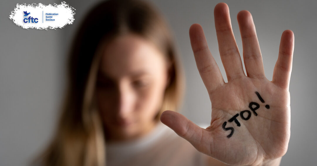 Personne présentant une main avec le mot STOP pour illustrer le harcèlement au travail