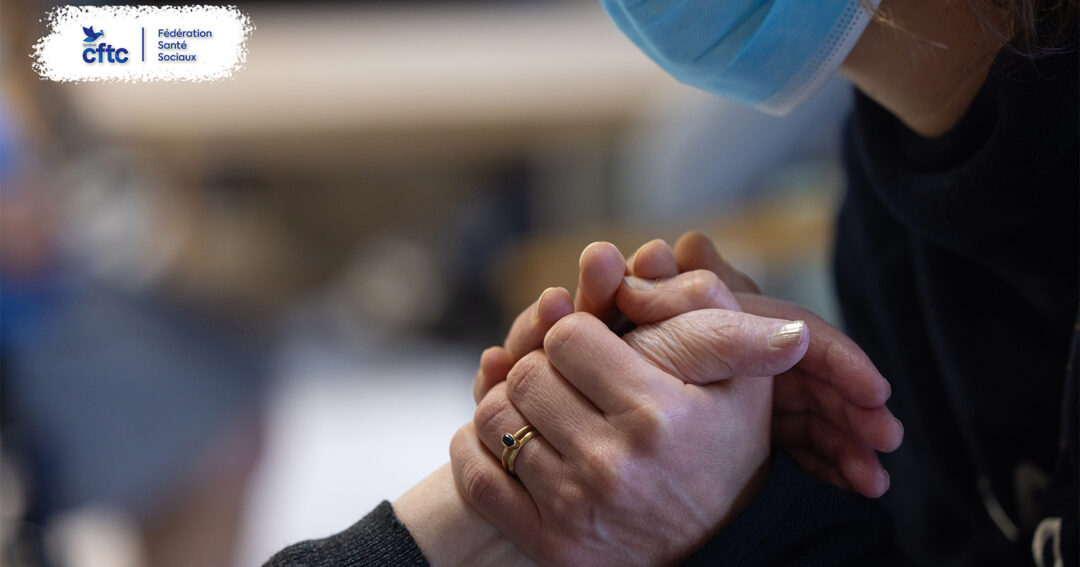 Professionnelle des services à la personne accompagnant une personne dépendante